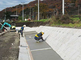 ⑨保護路肩部の均しコンクリート10ｍに１ヶ所目地材使用