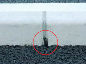 歩道部の舗装完了後、余分なテープを取り除いて下さい。