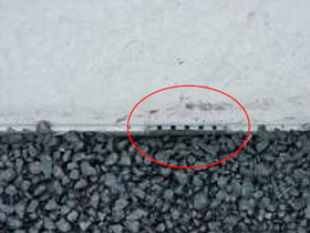 車道部の舗装が完了したら、排水孔部全体が表面に出るようにテープを外して下さい。※舗装材が残らないようにして下さい。