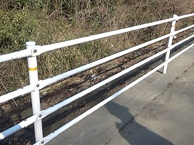 ①施工箇所の路肩部及び法面整形状況。※コンクリート又はアスファルト等で処理をする。