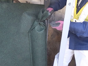 ⑤備え付けの紐でしっかりと結ぶ