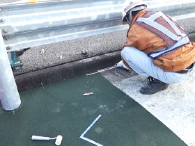 ③ボンド塗布(マット端部より2cm入った位置)