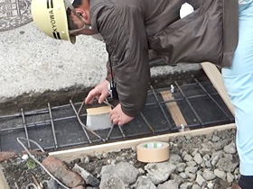 ⑥水抜きアタッチの上部をガムテープ等でカバーします。