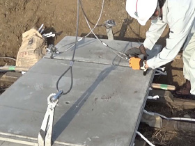 ②専用吊り冶具をブロックにセットして、吊り上げ運搬を行います。