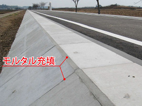 ⑨丁番ジョイント部にモルタル充填作業を行います。