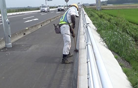 ⑧最後に転圧ローラーや手作業でしっかりとテープを圧着して下さい。