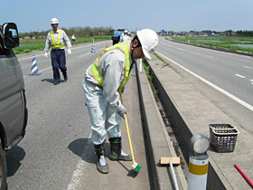 ①施工部の雑草は大き目なカッターで、表層から雑草が出ないように切り取り、土砂及び雑草をきれいに清掃して下さい。