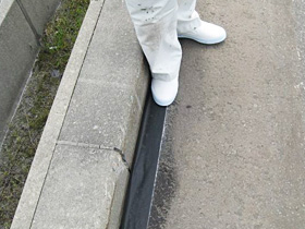 ⑧更に底のきれいな運動靴等で、特に両端を中心に、隙間なく押し踏むように圧着する事で、下地材の凹凸に接着材が食い込みより効果を上げます。